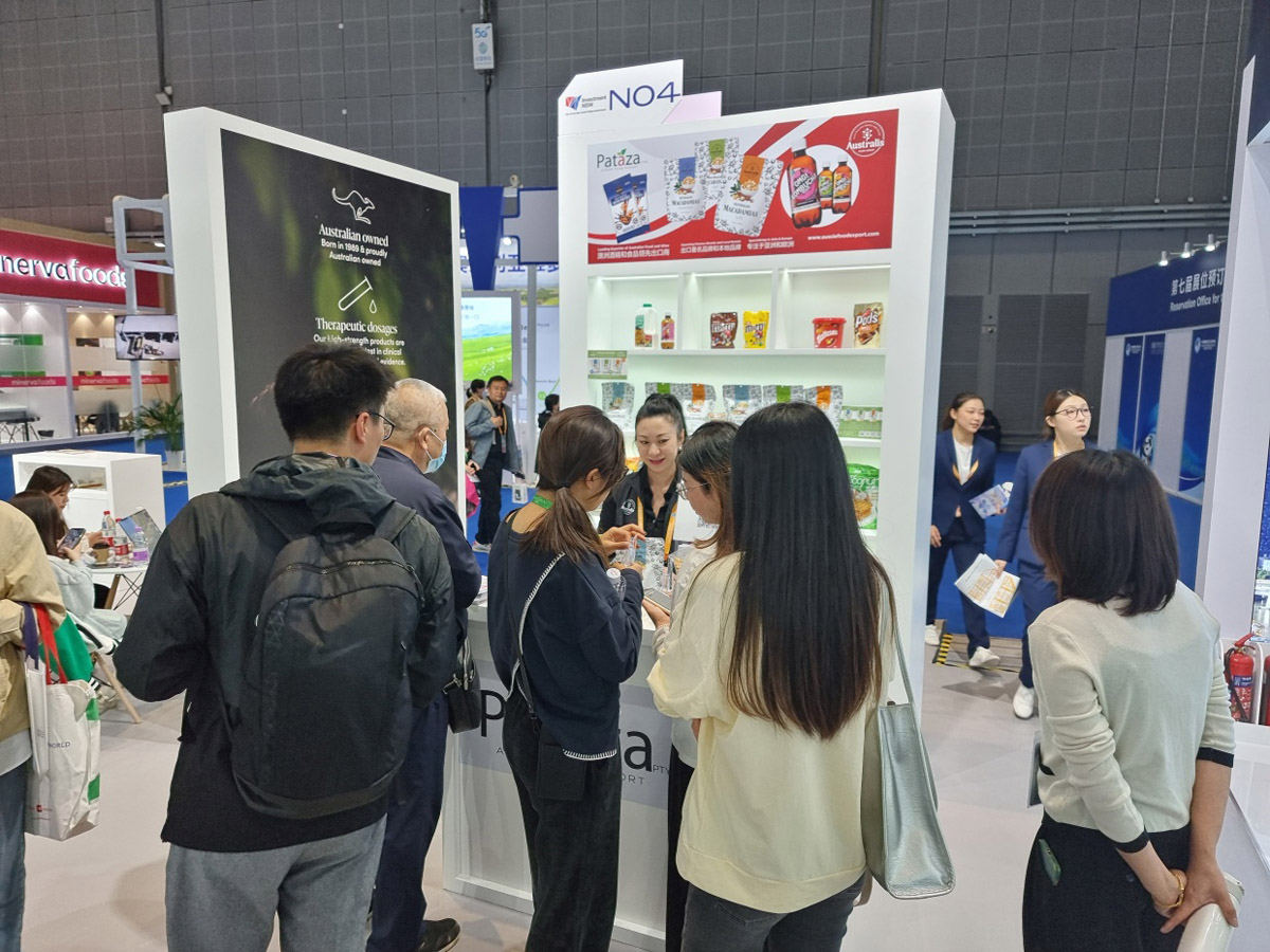 Visitors at PATAZA stand CIIE tradeshow 2023